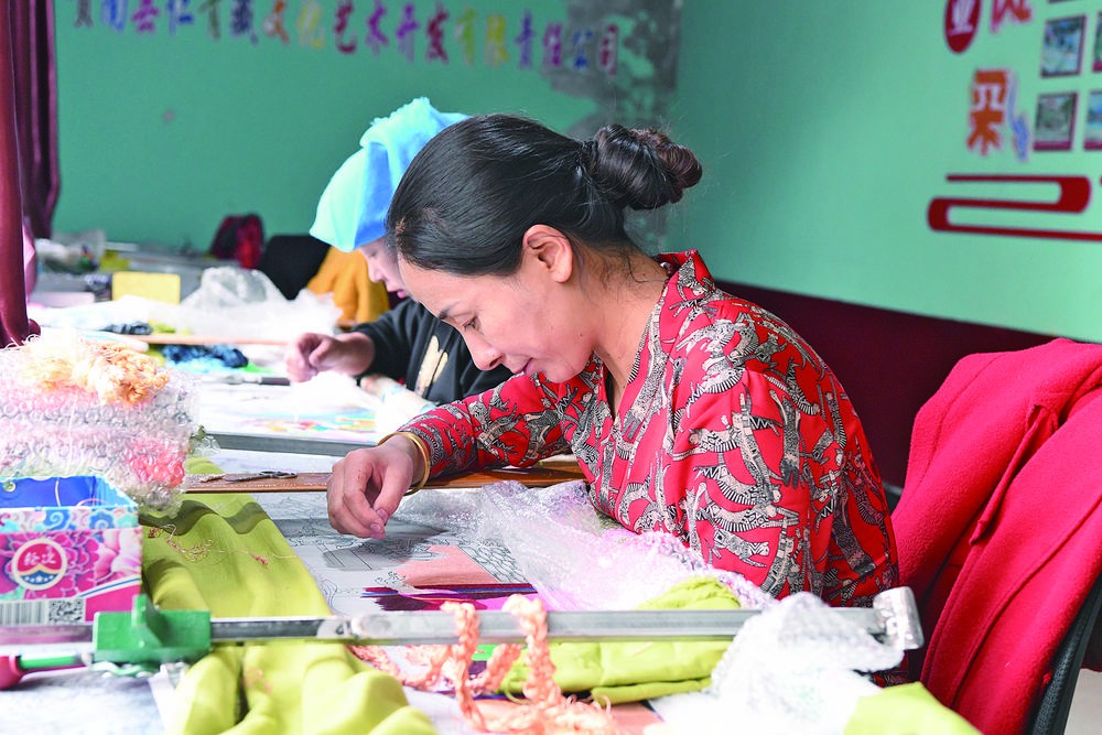 【筑夢(mèng)現(xiàn)代化 共繪新圖景】不被定義的藏繡人生——記青海省貴南縣仁青藏文化藝術(shù)開發(fā)有限責(zé)任公司技術(shù)總監(jiān)拉毛葉忠