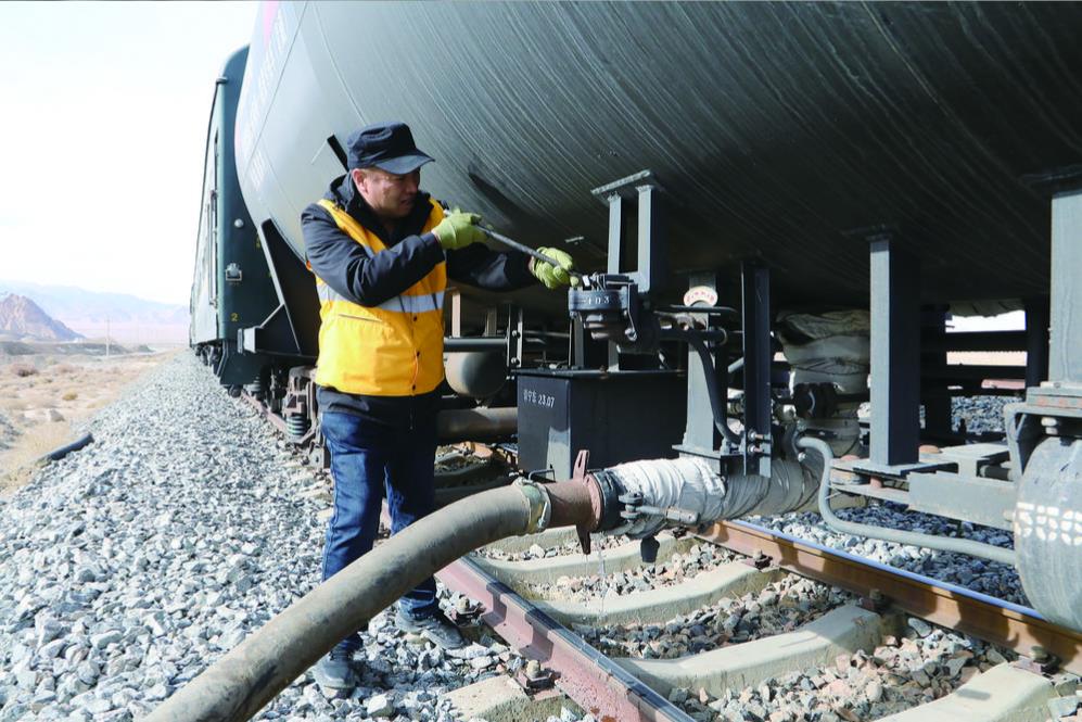 行駛在青藏線上的送水車
