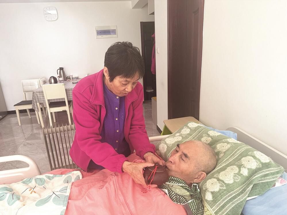 執子之手 與子偕老 陳永紅16年不離不棄照顧失能丈夫