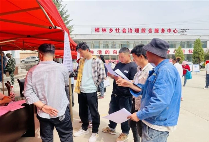 招聘會辦到家門口 省總工會牽線送崗促就業