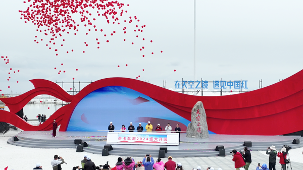 在天空之鏡,遇見中國紅!青海茶卡鹽湖景區開園游客超過萬人!