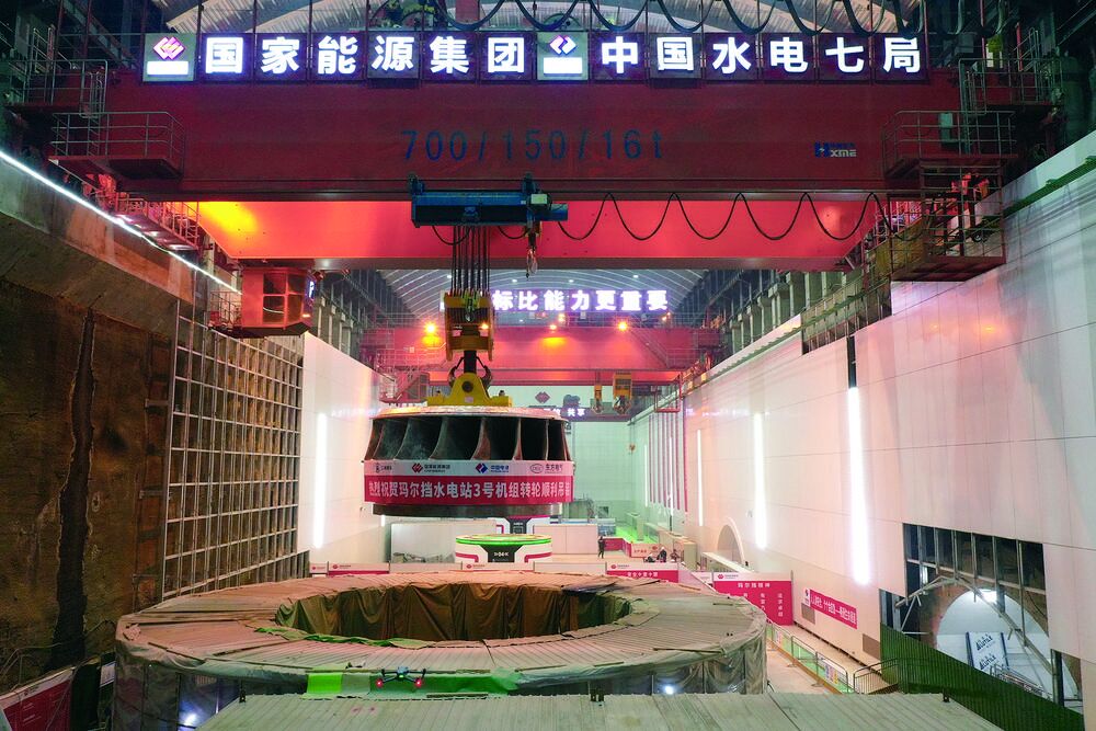瑪爾擋水電站3號機組轉輪吊裝成功