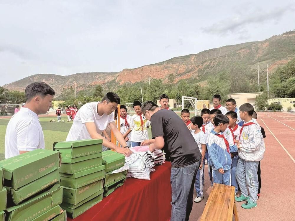 雙蘇學校的孩子有了新的足球裝備