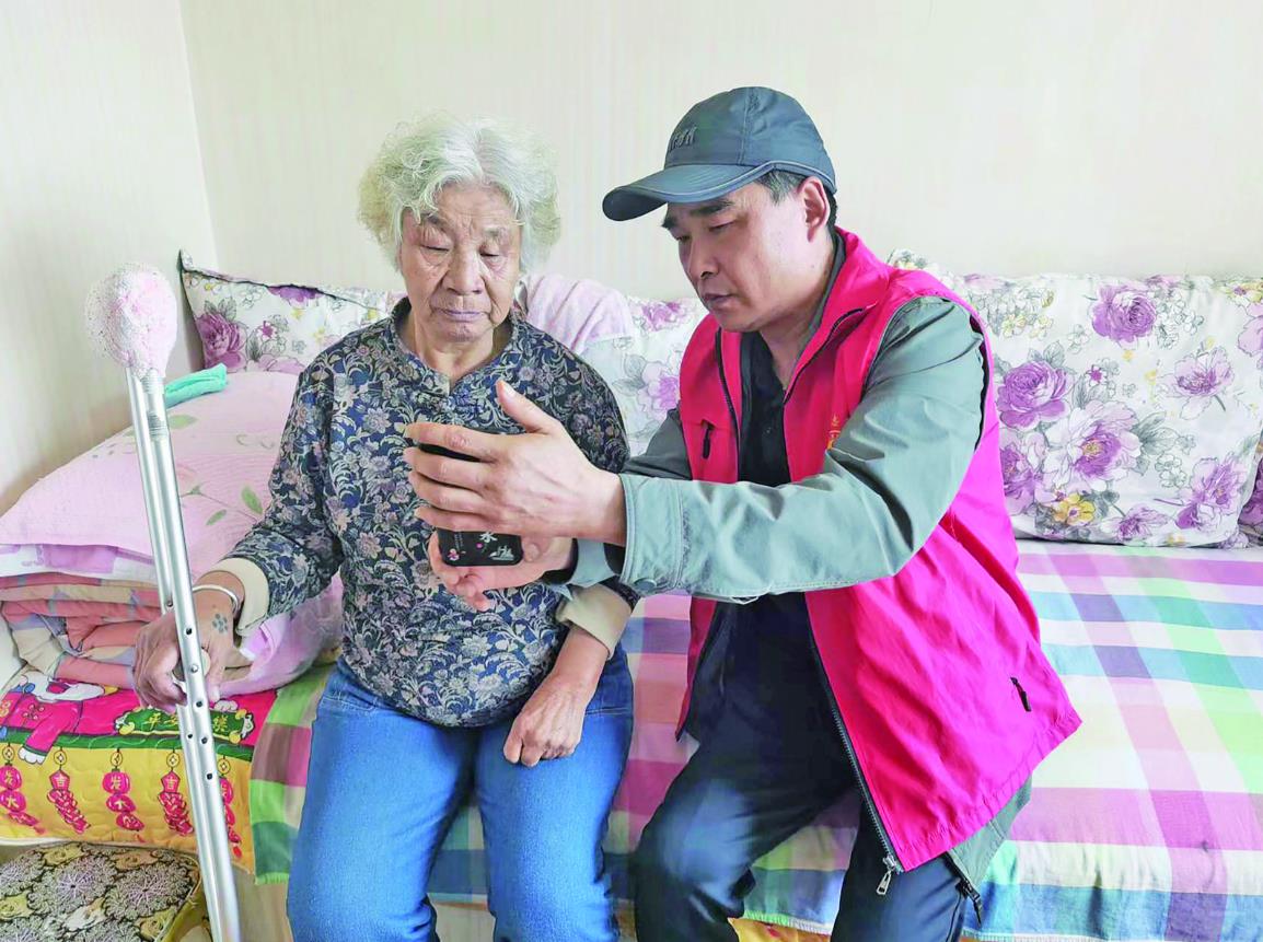 【黨旗在基層一線高高飄揚·黨旗輝映新征程 實干篤行在一線】用心服務居民 社區盡顯安寧