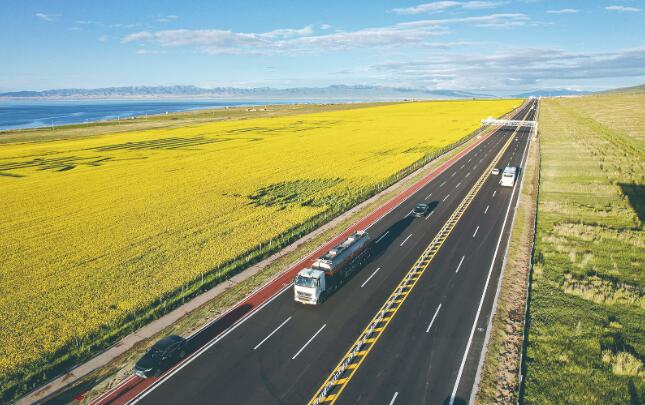 青海湖旅游專用公路(I期)工程倒淌河鎮(zhèn)至二郎劍景區(qū)段路面施工完成