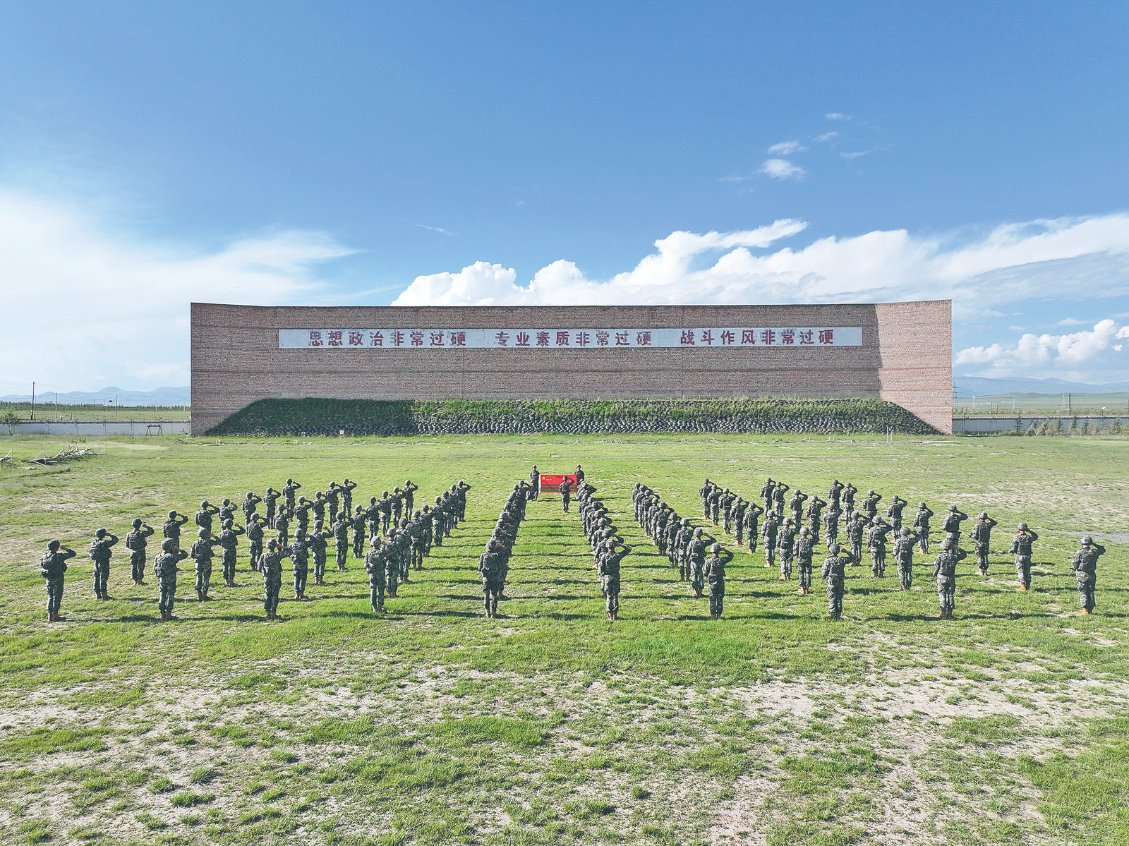 誓詞聲聲鑄軍魂 軍民聯(lián)歡慶“八一”