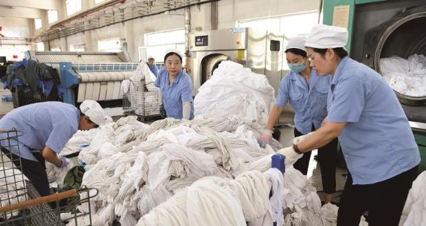 青海:列車臥具洗滌工揮汗戰暑運 一天最多時清洗6萬多件