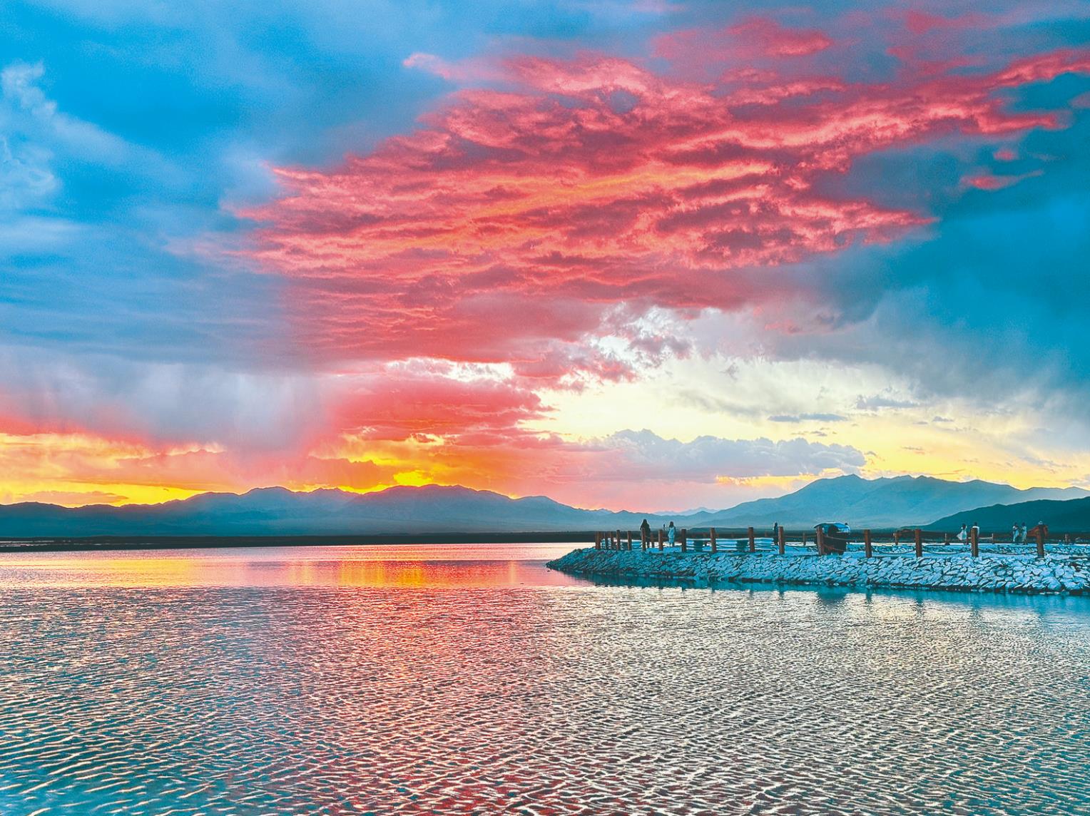 茶卡鹽湖上演絕美晚霞
