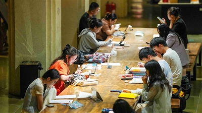 夜讀之燈點亮西寧城市之光——青海省西寧市圖書館、書院延時開放首日見聞