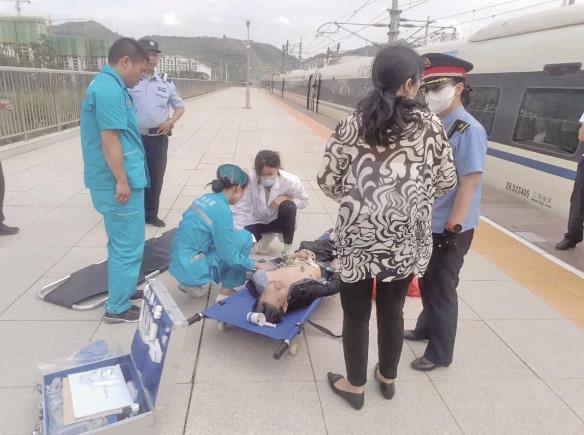青海西寧:旅客突發心梗 大通西站工作人員緊急救助