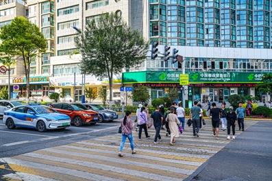 一腳剎車、一次等待 彰顯城市文明