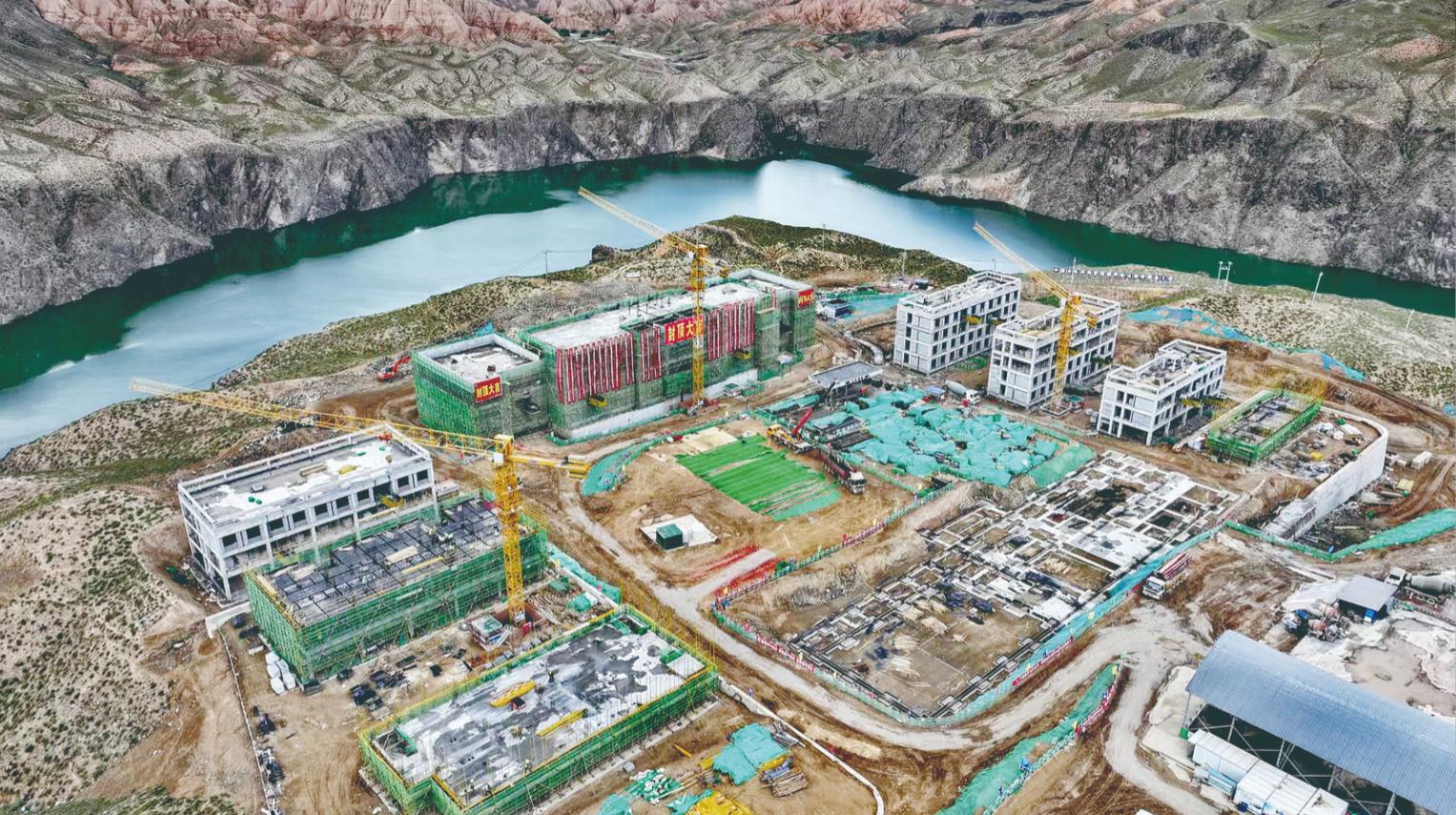 哇讓抽蓄電站業(yè)主營(yíng)地主樓按期順利封頂