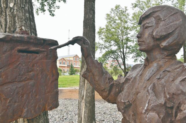 【走進(jìn)221致敬元?jiǎng)住孔≡凇靶畔洹崩锏娜藗? border=