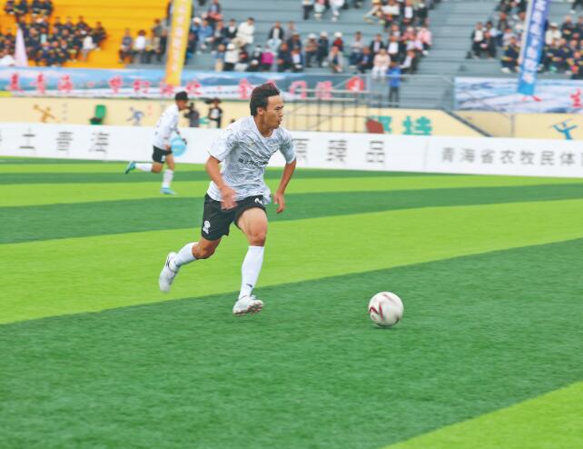 高原秋韻映綠茵 足球之魂燃激情——“青超聯(lián)賽”第十輪海北州主場(chǎng)見聞