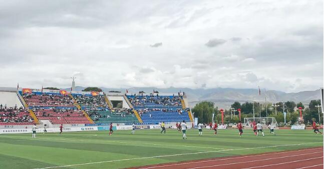 以足球?yàn)槊?激發(fā)消費(fèi)活力——“青超聯(lián)賽”第十輪海南州主場(chǎng)見聞