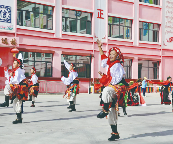 青海玉樹市:展示素質教育成果共繪“成長的足跡”