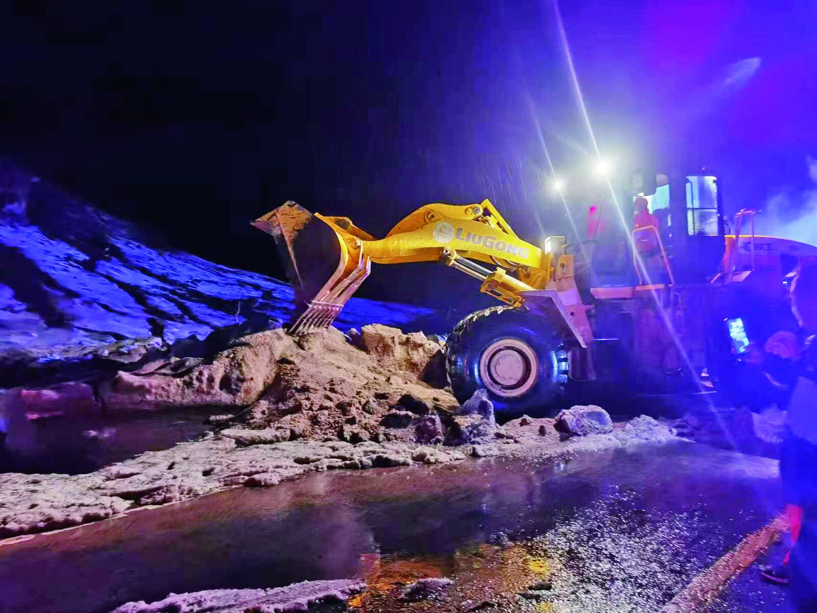 青海:降雨致部分路段中斷