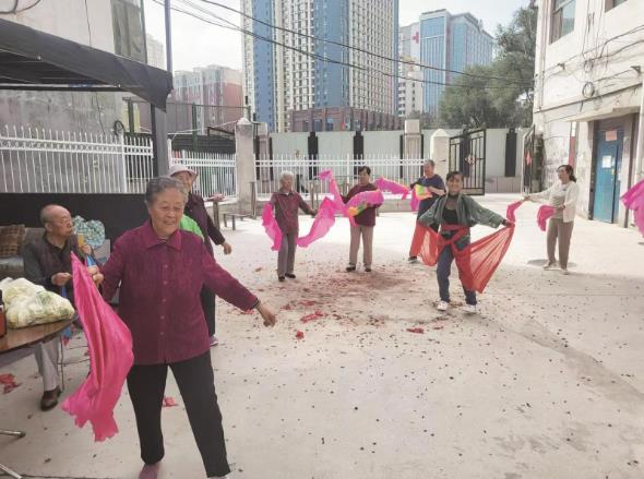 青海西寧:小區(qū)建起“幸福亭”