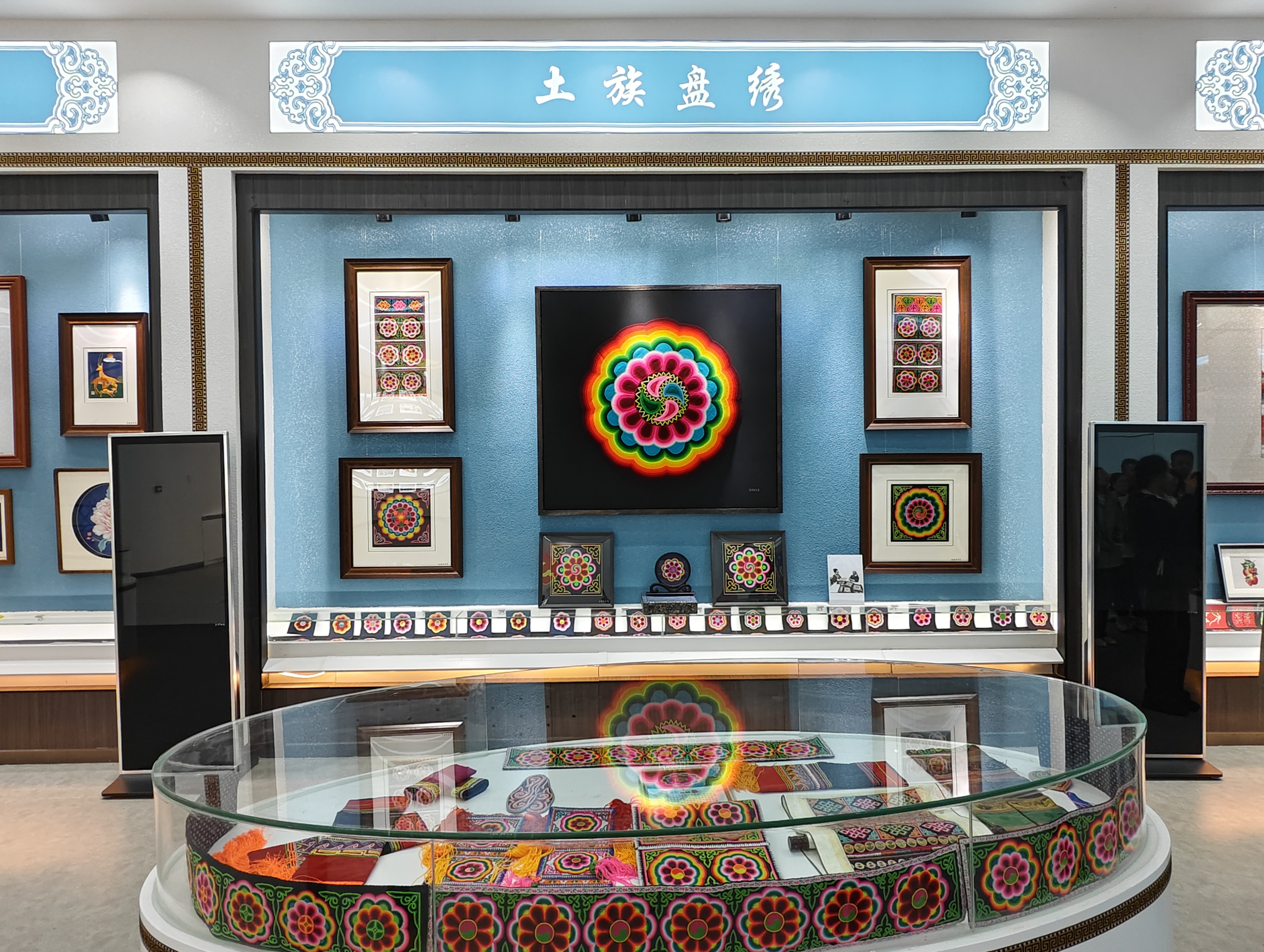 【強(qiáng)信心 促發(fā)展】青繡產(chǎn)業(yè)繡出海東新名片