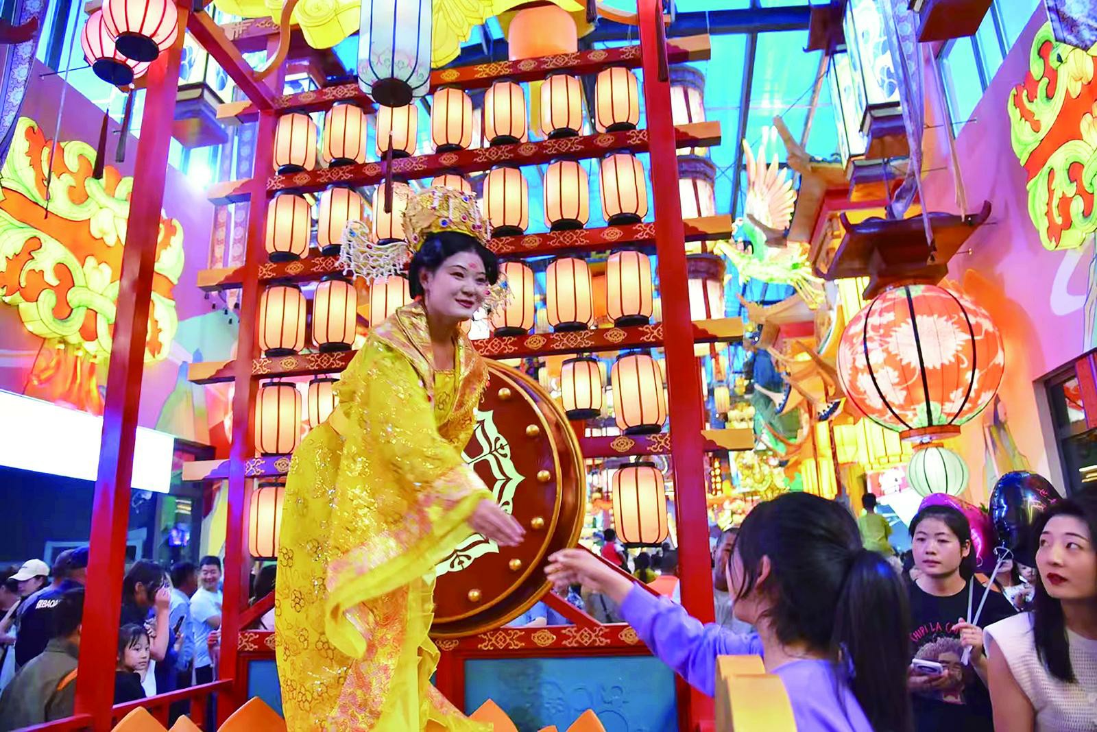 【奮進強國路 闊步新征程·國慶見聞】文旅“大餐”點燃假日經濟