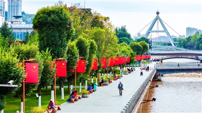 青海西寧國慶期間處處飄揚“中國紅”