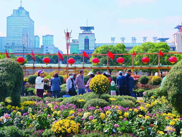 【奮進(jìn)強(qiáng)國(guó)路 闊步新征程·國(guó)慶見聞】假日新風(fēng)拂面來 多彩生活繪新篇