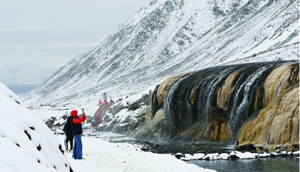 青海門源:游客暢玩崗什卡雪峰
