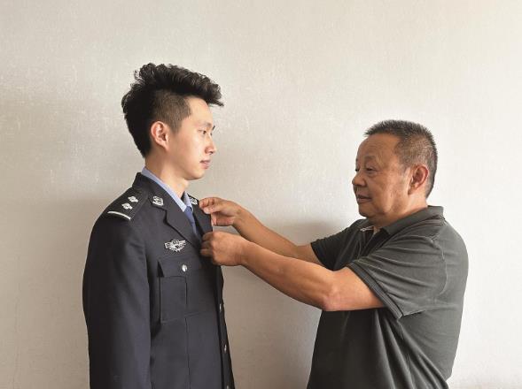 【致敬我們的時代·奮進強國路 闊步新征程】一身警服兩代同心 見證科技興警之路