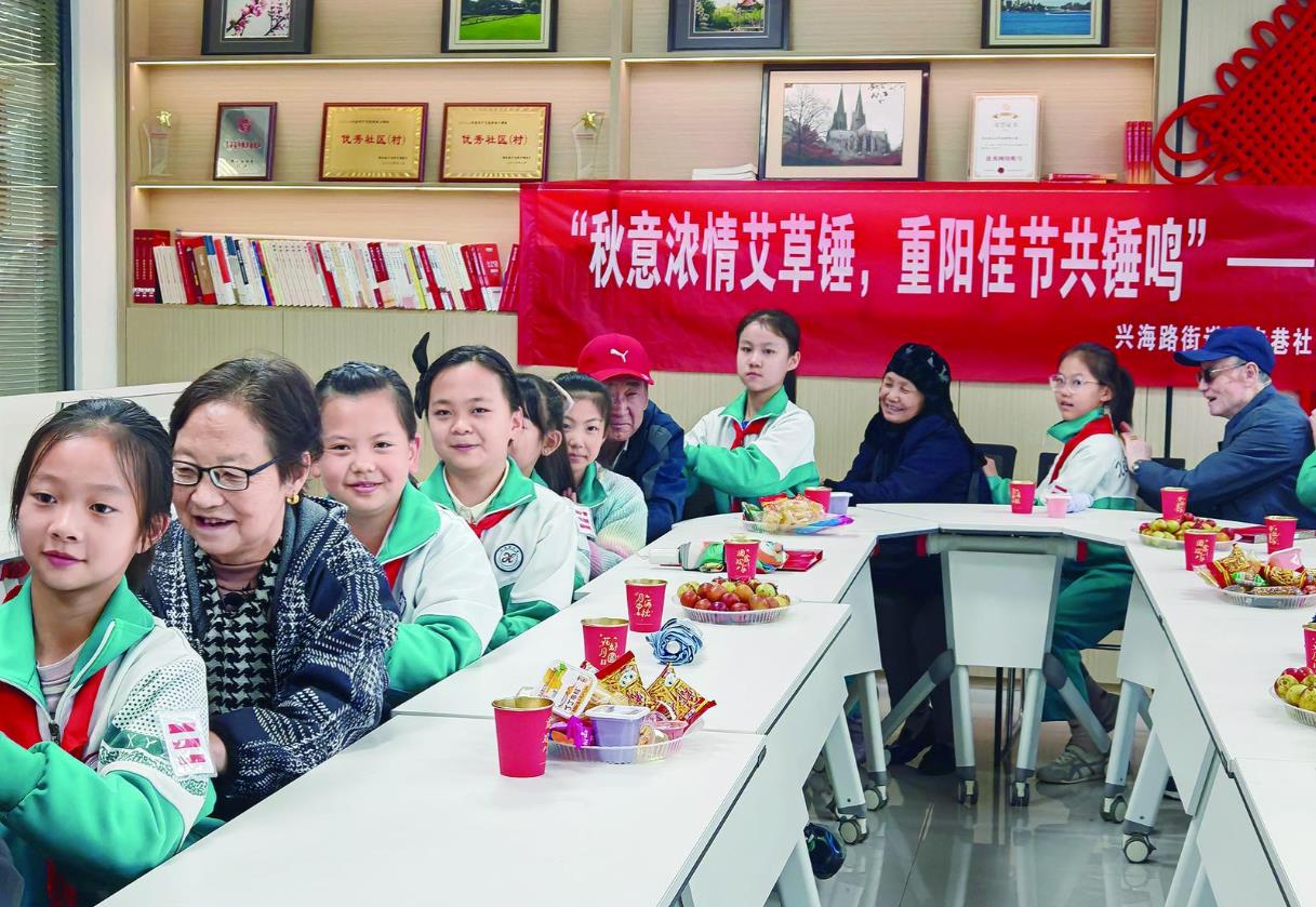 秋意濃情艾草錘 重陽(yáng)佳節(jié)共錘鳴