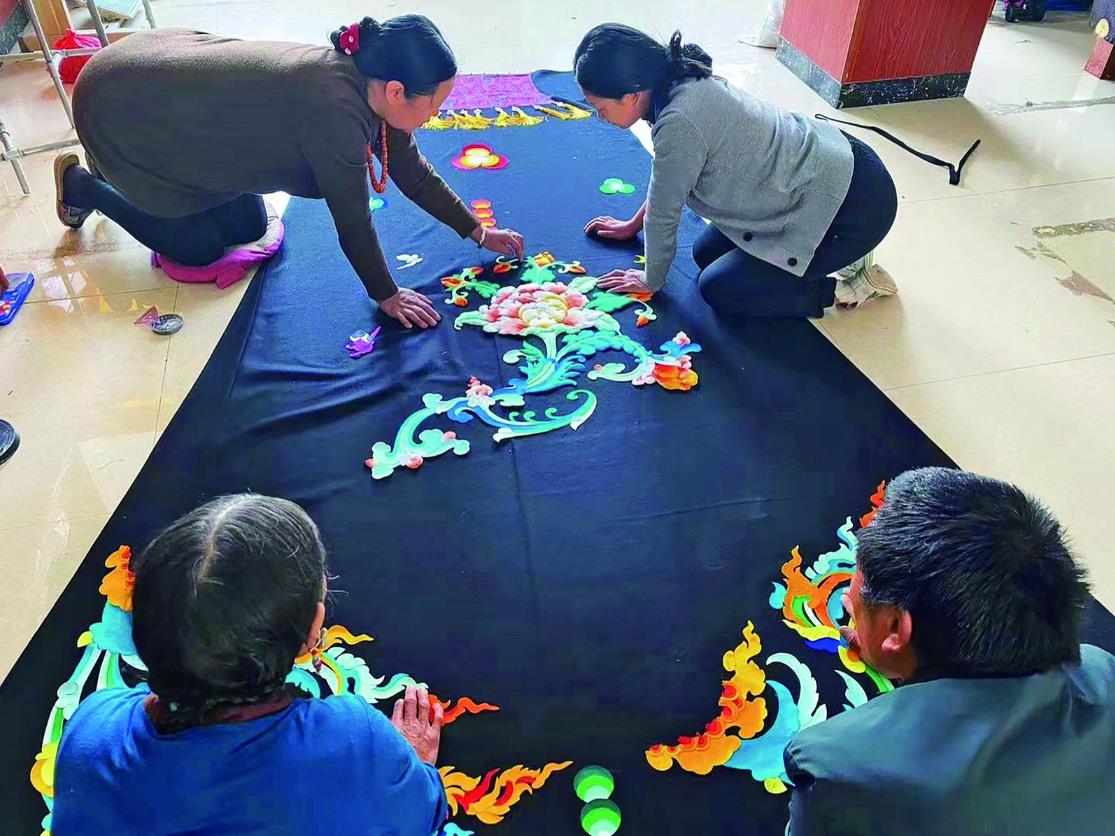 【奮進強國路 闊步新征程·青海新篇章】指尖上的“非遺”織出幸福生活