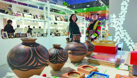 互助青繡產(chǎn)業(yè)基地亮相河湟