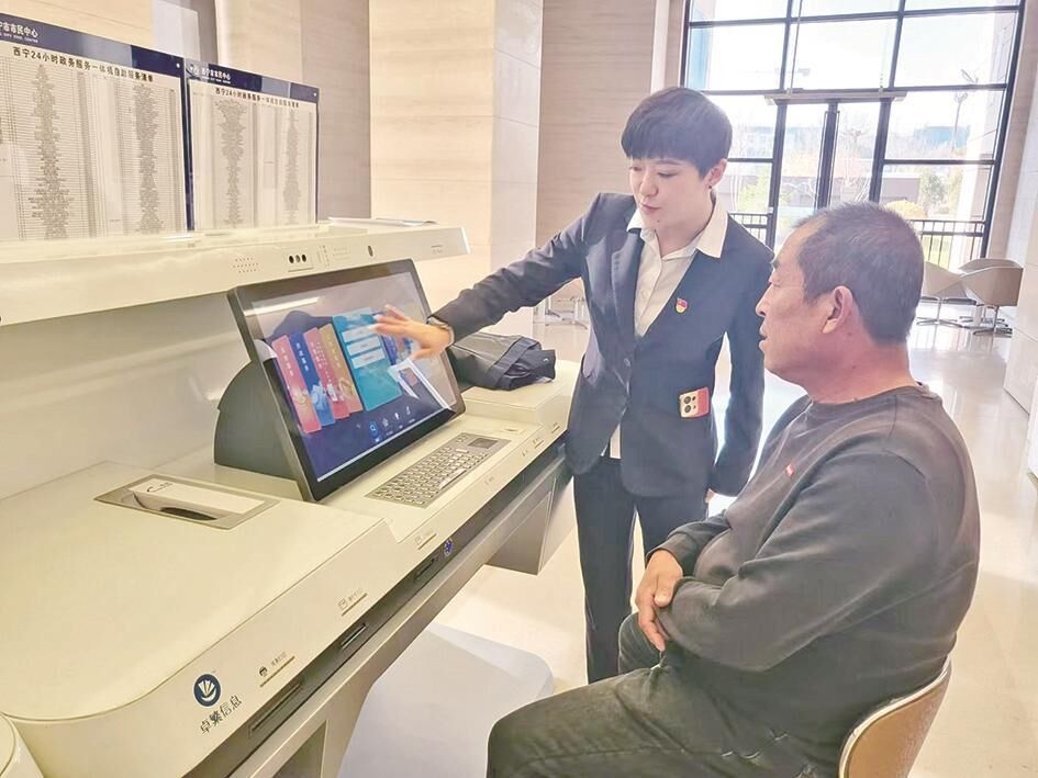 【牢記囑托 實干篤行】西寧市市民中心五大服務(wù)專區(qū)再升級 駕駛?cè)俗灾w檢5分鐘搞定 銀行柜臺可直接取現(xiàn) 配備專職幫辦代辦人員