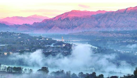 晨霧“作筆” “畫”出水墨山水畫