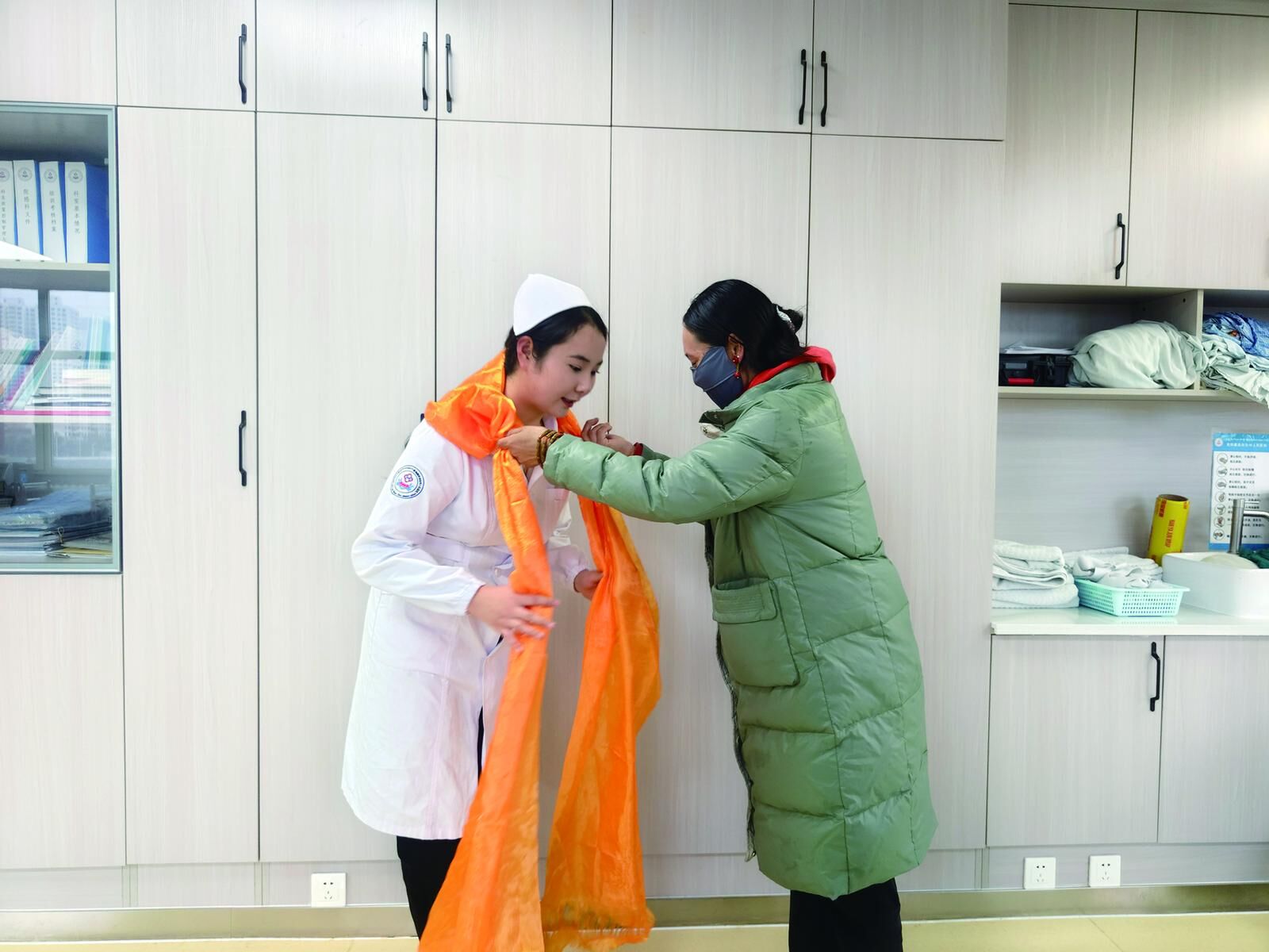 點(diǎn)贊!白衣天使勇救落水男童