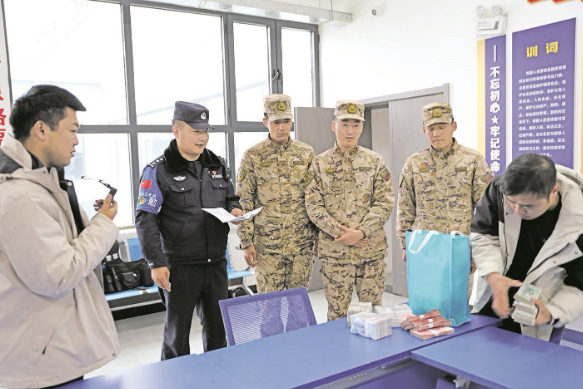 【讓好人上頭條】撿到25萬元拾金不昧第一時間前往派出所處理武警戰士付燕浩,好樣的