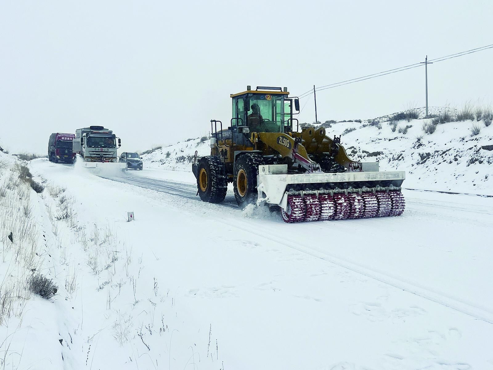 青海17條國省干線公路積雪受阻 全省各地交通運輸部門全力清雪保暢通
