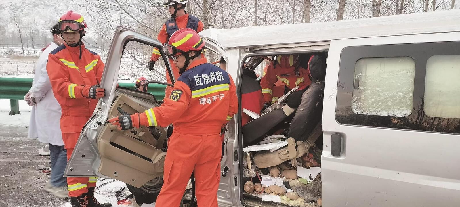 青海:浴雪奮戰(zhàn) 全力保暢