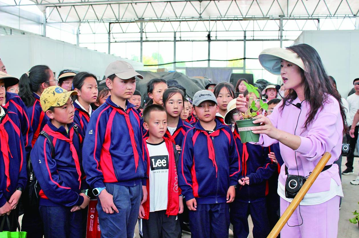 【鑄牢共同體 中華一家親】同心共育“石榴籽” 校園盛放“團結花”——青海民族團結進步典型事跡系列報道之十七