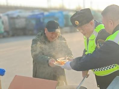 暖心!一碗熱湯溫暖司機“滯留路”