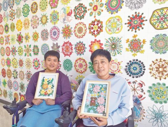 青海平安:福利院里過(guò)暖冬 畫出指尖小幸福