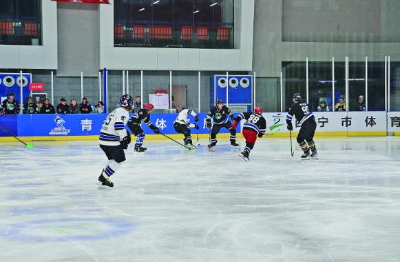 青海省第三屆冰雪運(yùn)動會(冰球項(xiàng)目)比賽火熱開賽