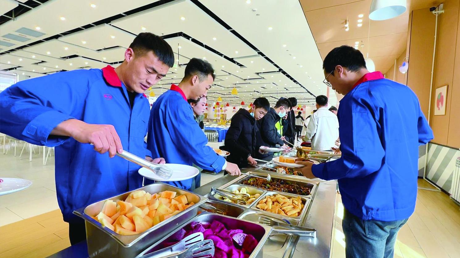 【新時代 新征程 新偉業·高質量發展調研行】萬人工廠里的“小鎮生活”——走進西寧看發展·一線故事(11)