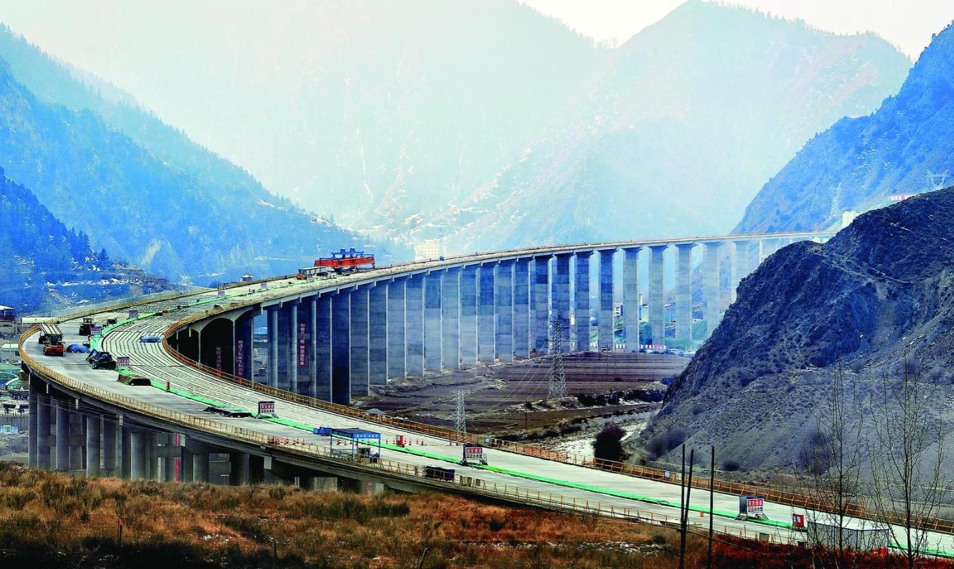 冬日里最美公路建設現場