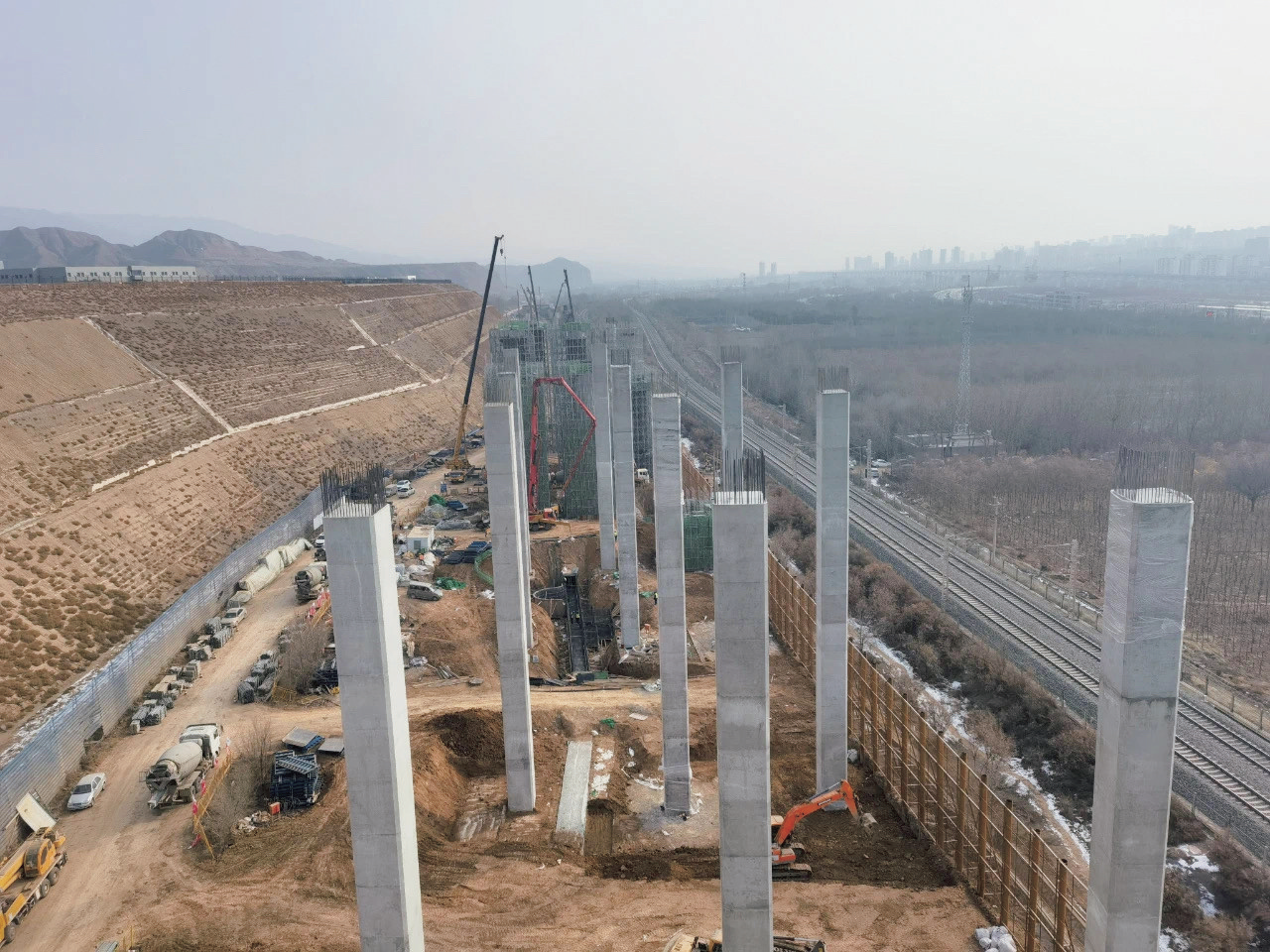 西寧曹家堡機(jī)場東進(jìn)場路建設(shè)全力推進(jìn)