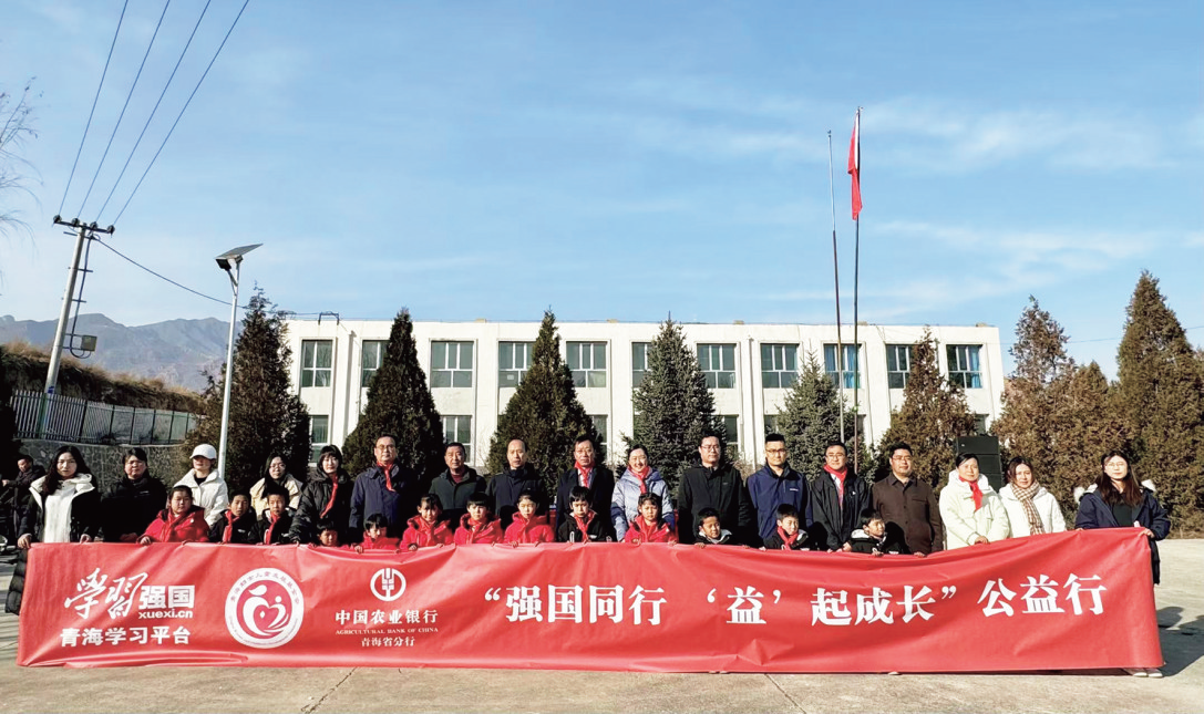 “暖心禮包”送達(dá)民和縣先鋒教學(xué)點(diǎn)