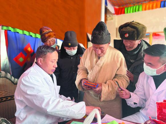 【身邊的感動(dòng)】群眾身邊的好“曼巴”——記2024年助人為樂“青海好人”布久·索南更青