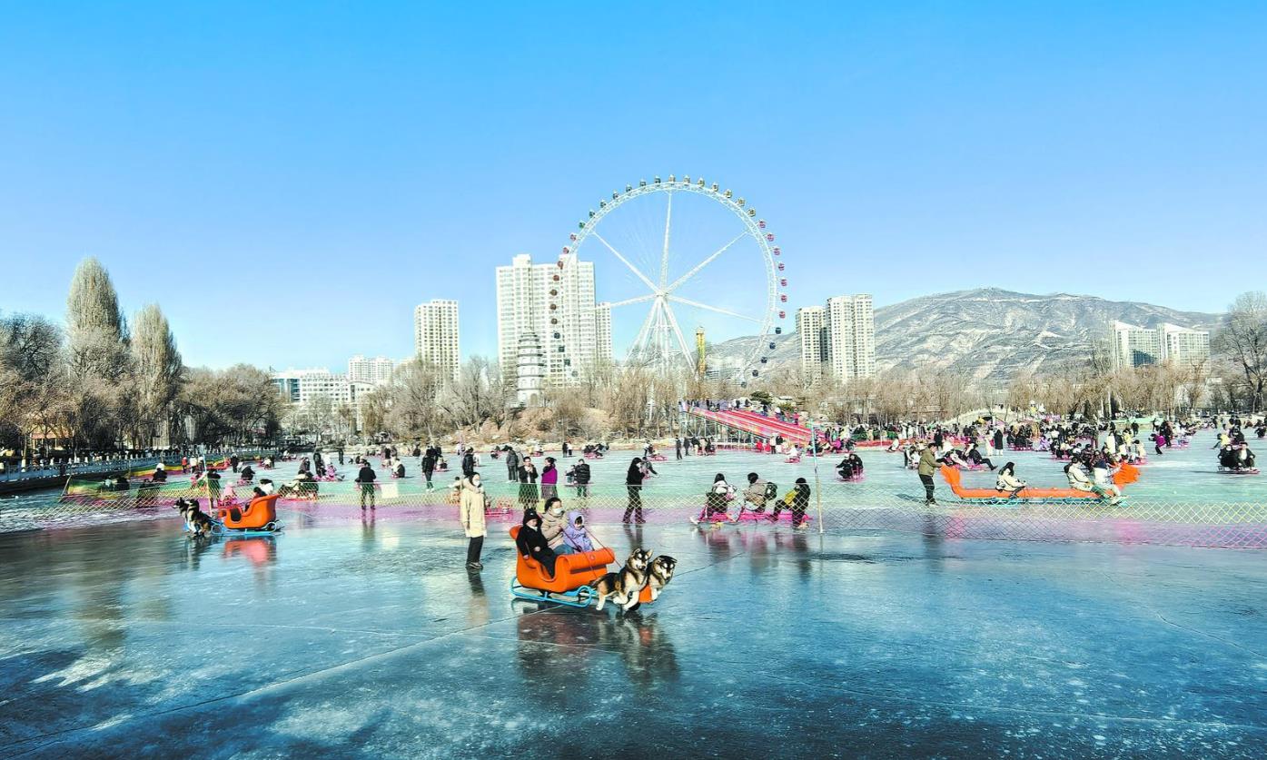 西寧市人民公園冰面歡樂(lè)多