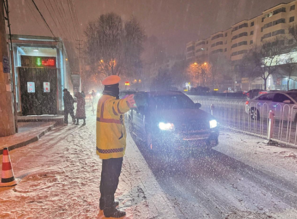 西寧交警雪天執(zhí)勤保暢通