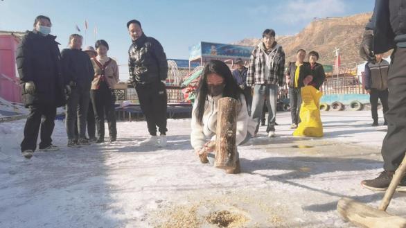 青海湟中:冰窩里舂麥仁,你見過嗎