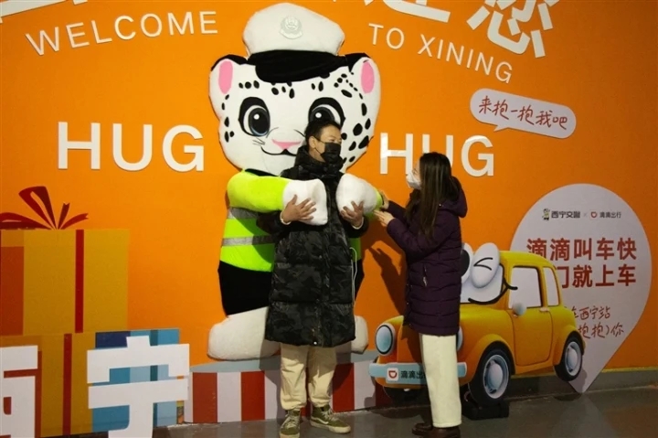 西寧交警010122號警員“交警雪豹”上路啦